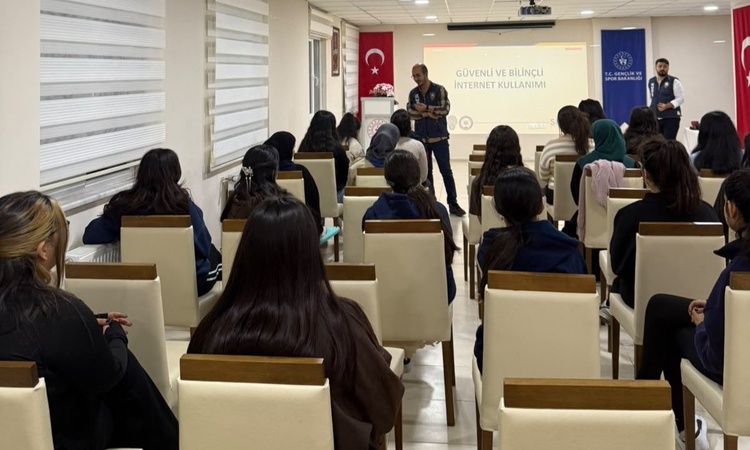 Ayrıntılar Netleşti: Kars polisi KYK yurdundaki öğrencilere siber suç farkındalık eğitimi verdi