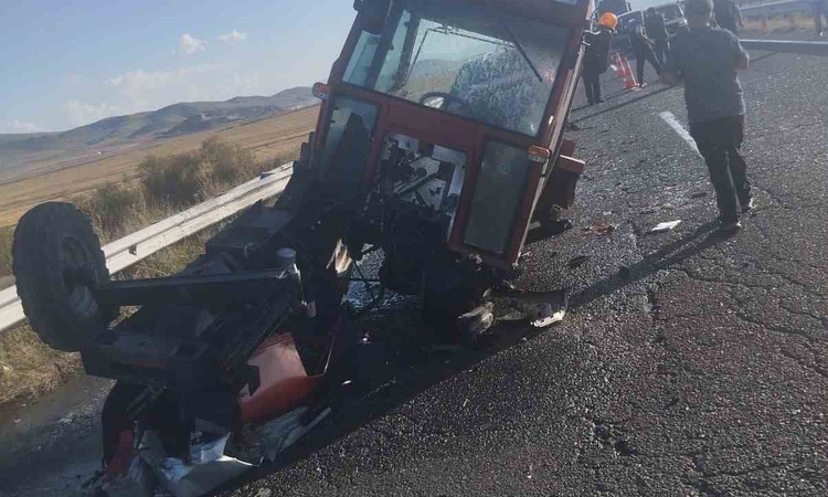 Ayrıntılar Netleşti: Kars’ta traktörle otomobil çarpıştı: 6 yaralı: Gelişmeler Takip Ediliyor