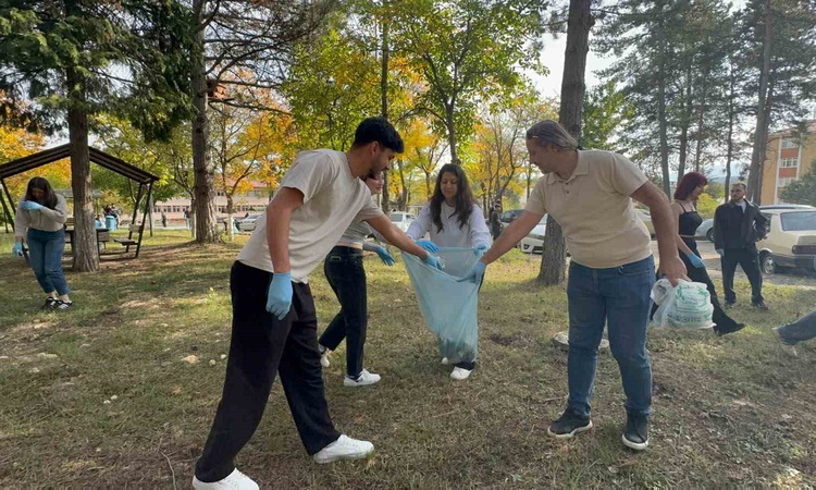 Ayrıntılar Netleşti: Kastamonu Üniversitesi Rafet Vergili MYO öğrencileri kampüste 10 torba çöp topladı: Geliş