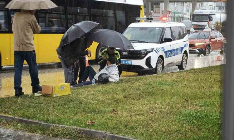 Ayrıntılar Netleşti: Kastamonu'da yağmurda düşen motosiklet sürücüsünü trafik polisi şemsiyeyle korudu: Gelişm