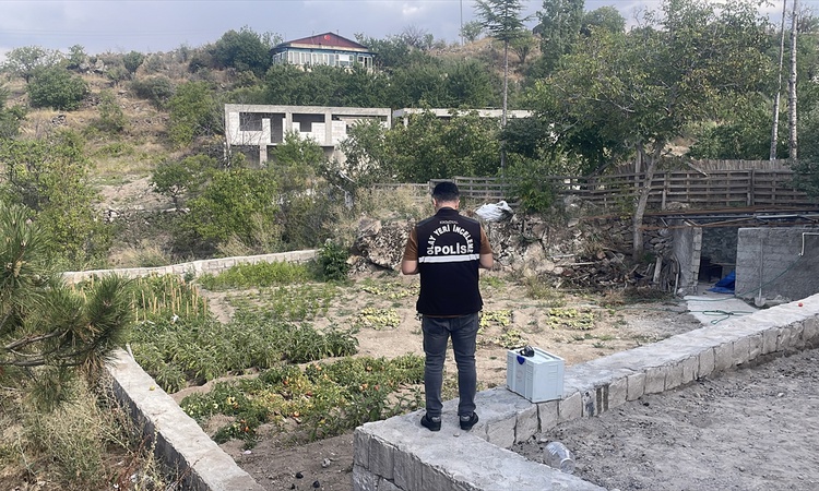 Ayrıntılar Netleşti: Kayseri Hacılar'da babasının kucağındaki çocuğa taş isabet etti, ağır yaralandı. | İşte T