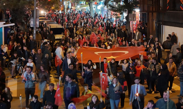 Ayrıntılar Netleşti: Kırıkkale Belediyesi Cumhuriyet'in 103. yıl dönümünde fener alayı ve konser düzenledi: Ge