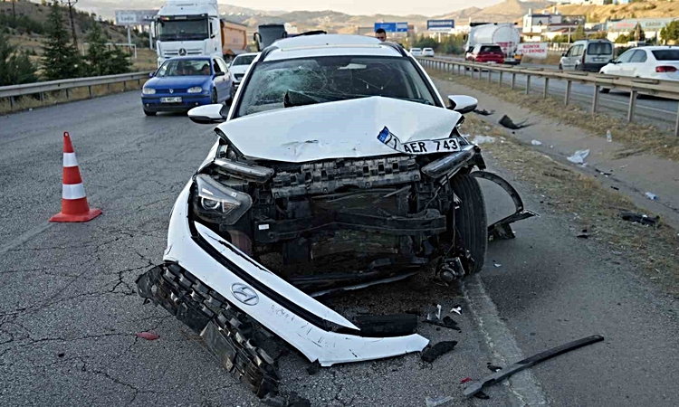 Ayrıntılar Netleşti: Kırıkkale’de otomobiller çarpıştı: 4 yaralı: Gelişmeler Takip Ediliyor