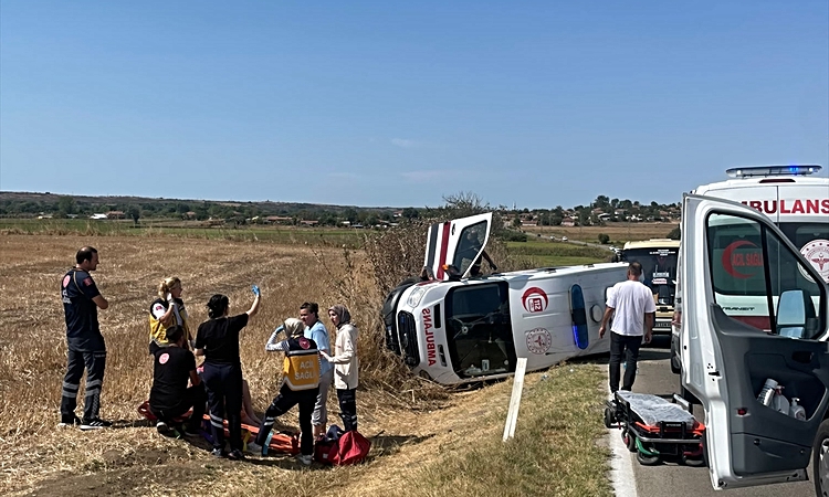 Ayrıntılar Netleşti: Kırklareli'nde ambulans ile iki otomobilin karıştığı kazada 5 kişi yaralandı ve Merak Edi