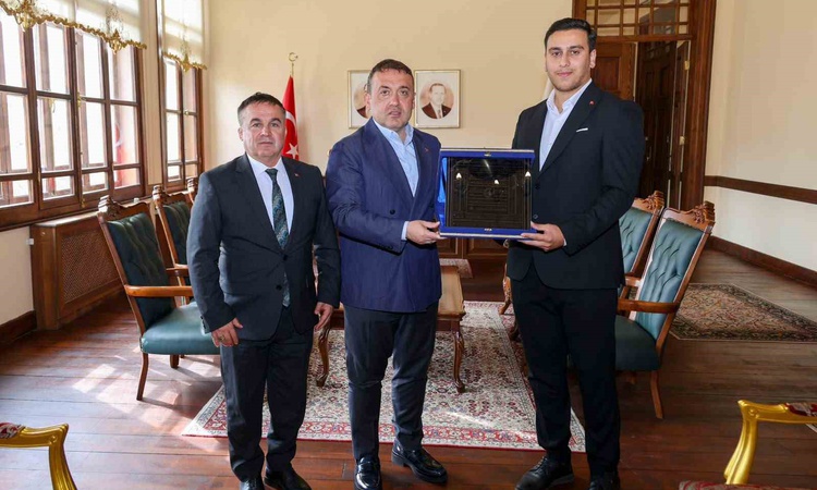 Ayrıntılar Netleşti: Kırşehir'den gönderilen Ahilik Sancağı Bilecik Valisi Sözer'e takdim edildi: Gelişmeler T