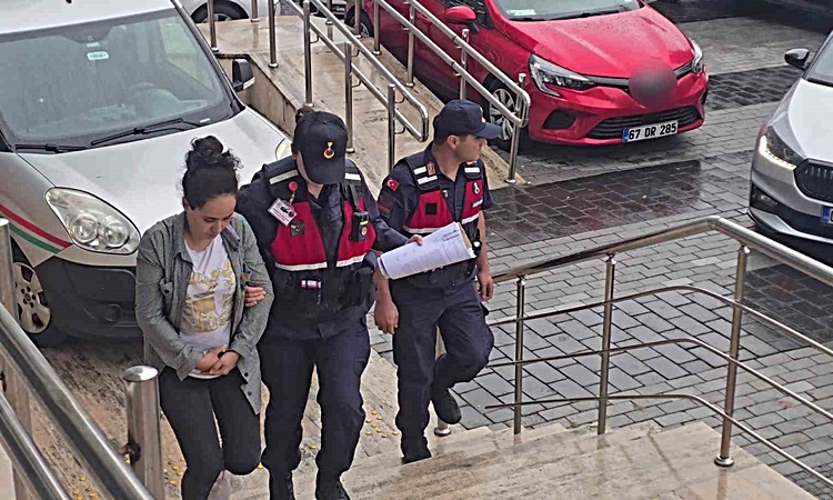 Ayrıntılar Netleşti: Kızlarını zincire bağlayan anne ve baba hakkında tutuklama kararı verildi: 3 çocuk koruma