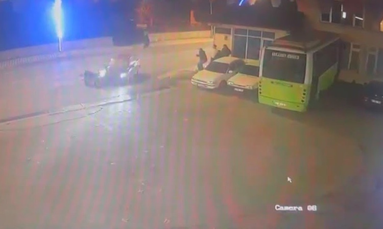 Ayrıntılar Netleşti: Kocaeli Kartepe'de otomobille çarpışan motosiklet sürücüsü yaralandı, anı kameraya yansıd