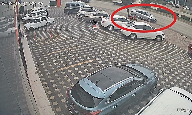Ayrıntılar Netleşti: Kontrolden çıkan araç önce kamyonete, sonra park halindeki araçlara çarptı