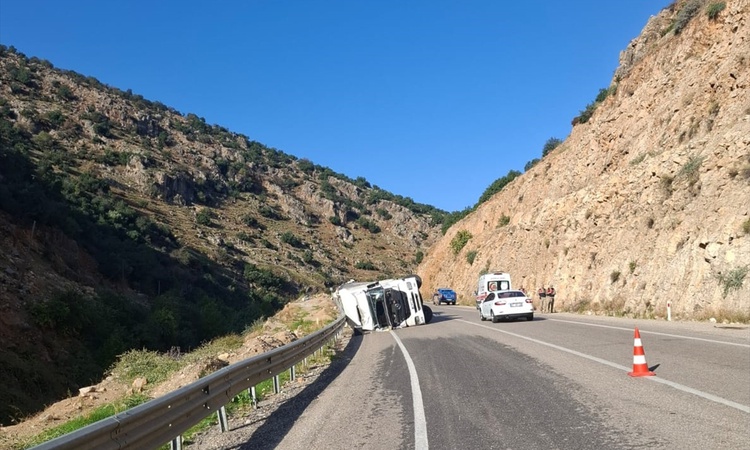Ayrıntılar Netleşti: Kontrolden çıkan malzeme yüklü tır Kilis-Hatay yolunda devrildi, sürücü yaralandı