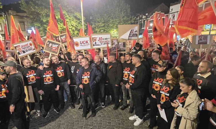 Ayrıntılar Netleşti: Kosova'da eski Cumhurbaşkanı Thaçi ve UÇK liderlerine hapis cezaları protesto edildi