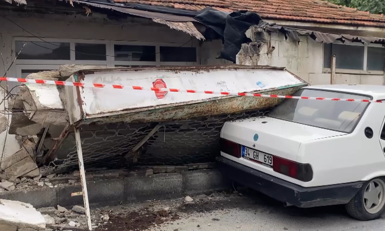 Ayrıntılar Netleşti: Küçükçekmece'de fırtına sonrası evin duvarı otomobilin üzerine devrildi, yaralı yok - Son
