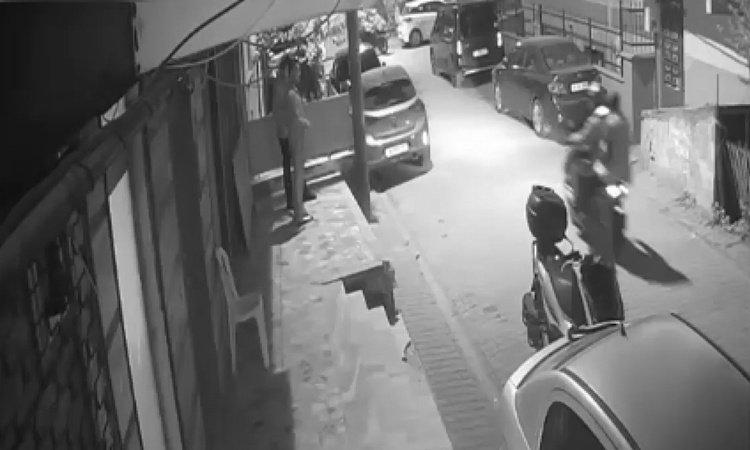 Ayrıntılar Netleşti: Küçükçekmece'de Hakan Uğur'u öldüren silahlı saldırıda 2 şüpheli yakalanarak gözaltına se