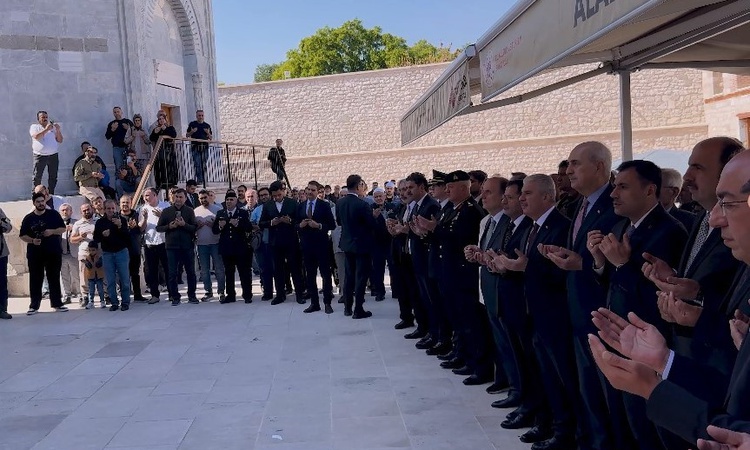 Ayrıntılar Netleşti: Kurtulmuş, Konya'da 800 yıllık Alaaddin Camisi'ndeki saygı nöbeti değişimini izledi ve Me
