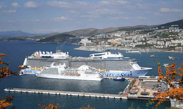 Ayrıntılar Netleşti: Kuşadası Limanı'na 2 kruvaziyerle 4 bin 694 turist geldi, esnafın yüzü güldü - Son Dakika
