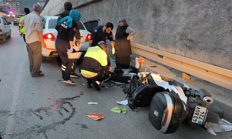 Ayrıntılar Netleşti: Kütahya'da motosikletin otomobillere çarptığı kazada sürücü hastaneye kaldırıldı - Son Da
