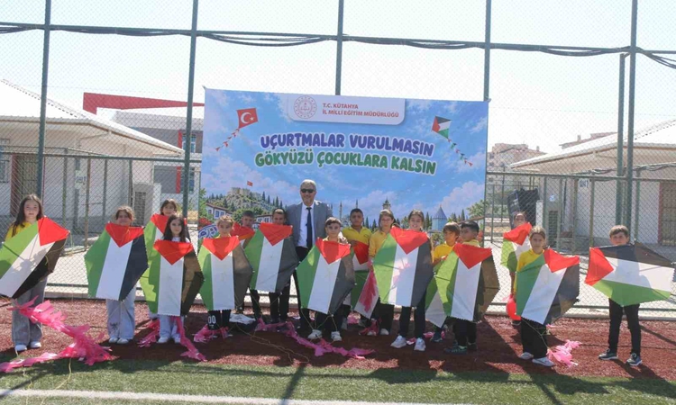 Ayrıntılar Netleşti: Kütahya'da öğrenciler Gazze için uçurtma uçurdu, Milli Eğitim Müdürü de katıldı