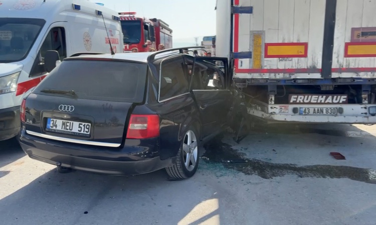 Ayrıntılar Netleşti: Kütahya'da otomobil tırın dorsesine çarptı, 1 kişi yaralandı | İşte Tüm Ayrıntılar