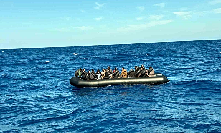 Ayrıntılar Netleşti: Lastik botta 39 düzensiz göçmen yakalandı