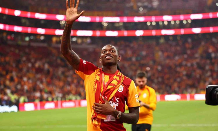 Ayrıntılar Netleşti: Leao, Galatasaray Taraftarını Selamladı ve Merak Edilenler