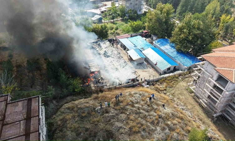Ayrıntılar Netleşti: Malatya Yeşilyurt'ta işçi konteynerlerinde yangın çıktı, 30 konteyner zarar gördü: Gelişm