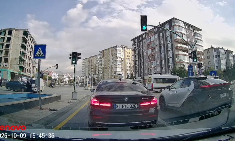 Ayrıntılar Netleşti: Malatya Yeşilyurt'ta kamyonetle otomobil çarpıştı; kamyonet sürücüsü yaralandı | İşte Tüm