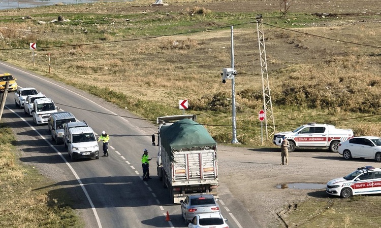 Ayrıntılar Netleşti: Malazgirt'te jandarma, Muş-Ağrı kara yolunda drone destekli trafik denetimi yaptı - Son D