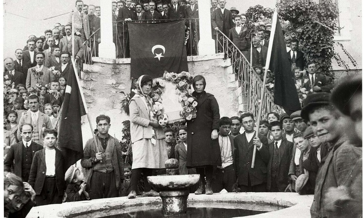 Ayrıntılar Netleşti: Manisa Demirci'de 1928'deki Cumhuriyet fotoğrafı 98 yıl sonra yeniden canlandırıldı ve Me