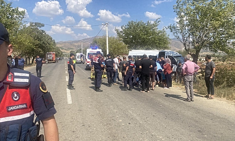 Ayrıntılar Netleşti: Manisa'da işçileri taşıyan servis minibüsünün ağaca çarptığı kazada 14 kişi yaralandı - S