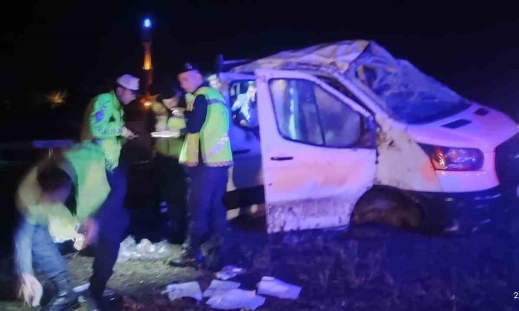 Ayrıntılar Netleşti: Manisa Sarıgöl'de yağışlı havada takla atan otomobilde 4 kişi yaralandı - Son Dakika Bilg