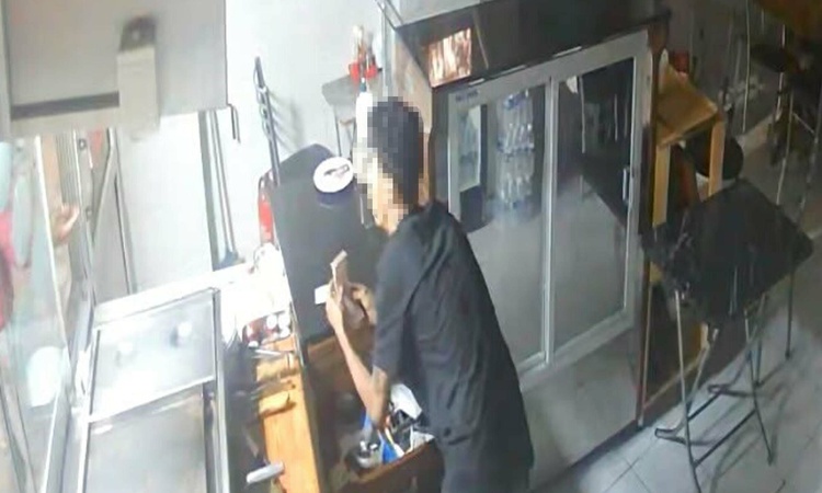 Ayrıntılar Netleşti: Manisa Şehzadeler'de 3 şüpheli lokantadan 10 bin lirayı çalıp kaçtı: Gelişmeler Takip Edi