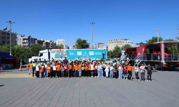 Ayrıntılar Netleşti: Mardin'de jandarma, çocuklara mobil araçla trafik eğitimi verdi: Gelişmeler Takip Ediliyo