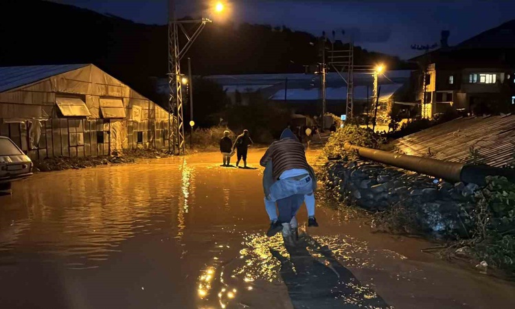 Ayrıntılar Netleşti: Mersin'de sağanak hayatı aksatırken Bozyazı'da seralar zarar gördü ve Merak Edilenler