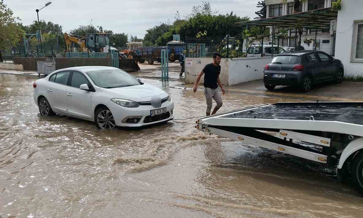 Ayrıntılar Netleşti: Mersin Silifke ve Erdemli'de şiddetli yağış ulaşımı ve tarımı olumsuz etkiledi - Son Daki
