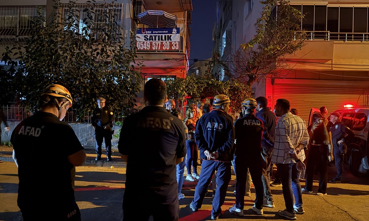 Ayrıntılar Netleşti: Mersin Yenişehir'de çatlak oluşan 3 katlı binadaki yaklaşık 40 kişi tahliye edildi | İşte