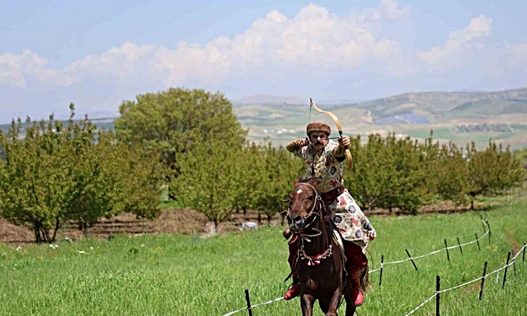 Ayrıntılar Netleşti: Milli atlı okçu Batuhan Bay, Avrupa Şampiyonası için İspanya’ya gidiyor ve Merak Edilenle