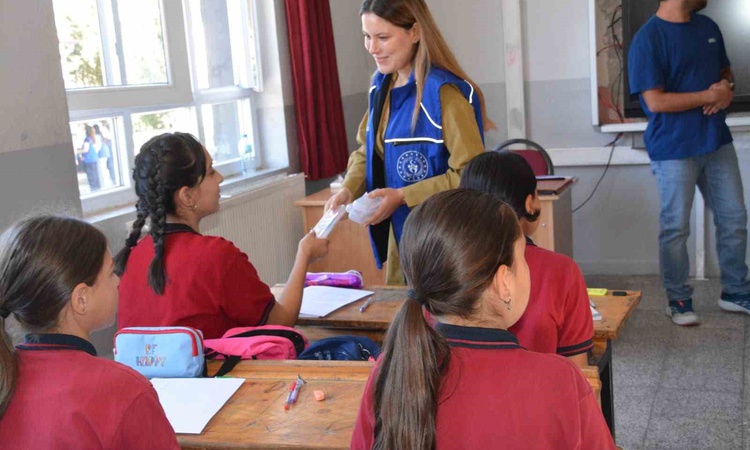 Ayrıntılar Netleşti: Minik öğrencilerin yeni eğitim yılı sevincine ortak oldular
