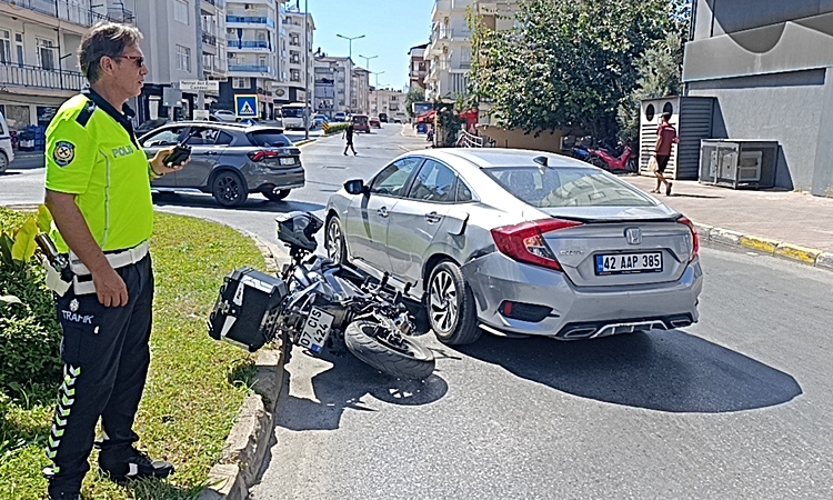 Ayrıntılar Netleşti: Motosiklet otomobile yandan çarptı: 1 yaralı