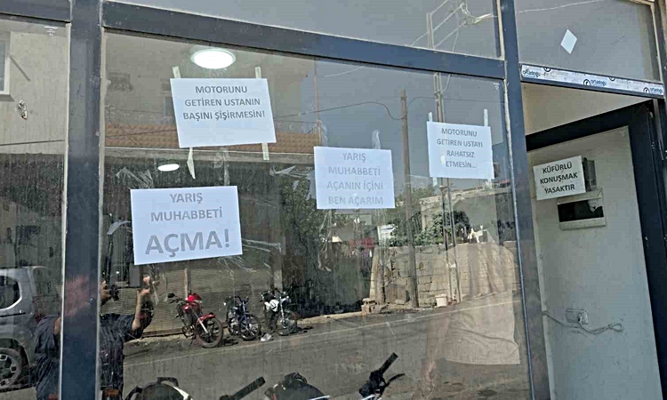 Ayrıntılar Netleşti: Motosiklet tamir ustası, tamirhanede yarış muhabbetini ve küfrü cama astığı yazıyla yasak