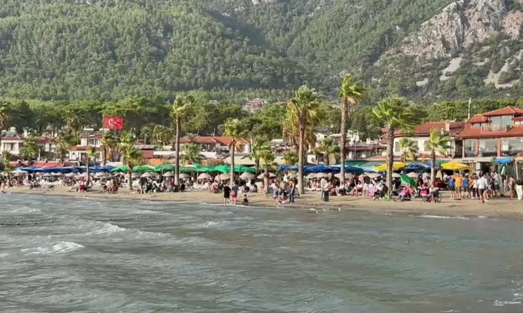 Ayrıntılar Netleşti: Muğla Ula'daki Akyaka'da sonbahara rağmen yaz günleri aratmayan yoğunluk meydana geldi |