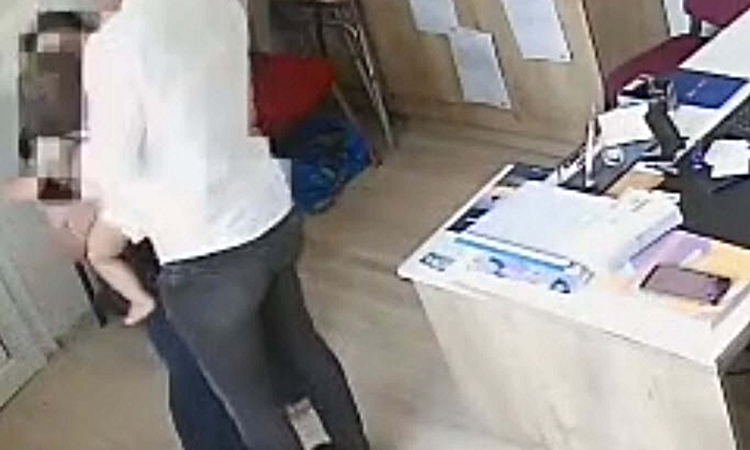 Ayrıntılar Netleşti: Muhtar, nefes borusuna şeker kaçan çocuğu Heimlich manevrasıyla kurtardı ve Merak Edilenl