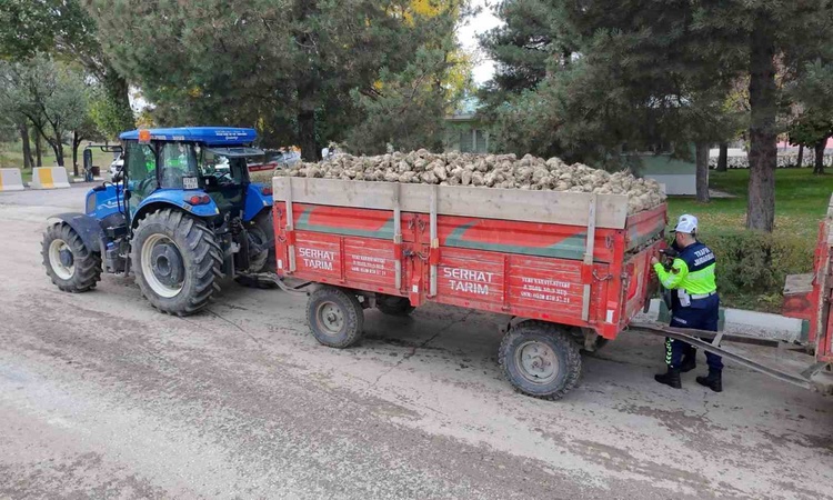 Ayrıntılar Netleşti: Muş'ta jandarma, Şeker Fabrikası'ndaki tarım araçlarını denetleyip reflektör taktı | İşte
