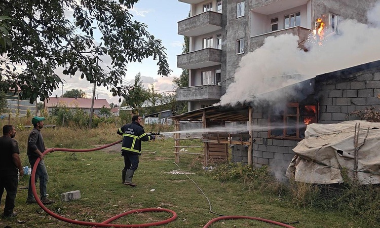 Ayrıntılar Netleşti: Muş'ta tandır yakılırken çıkan odunluk yangını elektrik direğine sıçradı