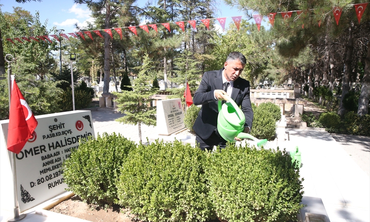 Ayrıntılar Netleşti: Niğde Cumhuriyet Başsavcısı Tuncay, şehit Halisdemir'in kabrini ziyaret etti - Son Dakika