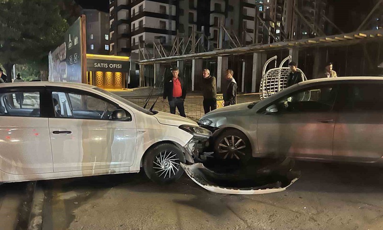 Ayrıntılar Netleşti: Niğde'de direğe çarpan otomobil, park halindeki araca da çarptı; sürücü yaralandı ve Mera