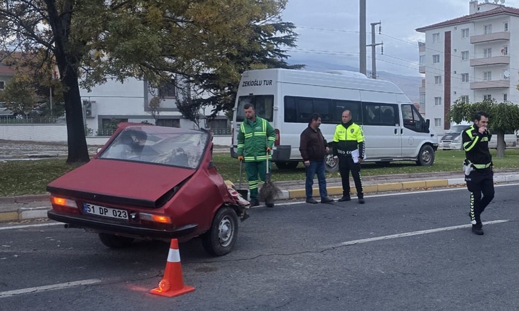 Ayrıntılar Netleşti: Niğde'de minibüsle çarpışan otomobil ikiye bölüldü, sürücü ağır yaralandı