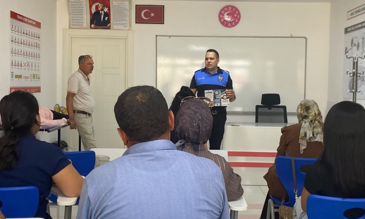 Ayrıntılar Netleşti: Niğde'de polis, pazarda ve sokakta vatandaşları dolandırıcılığa karşı ayrıntıları bildird