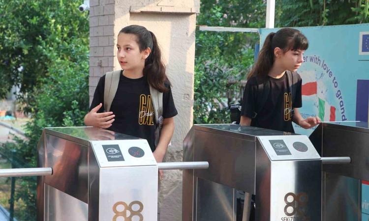 Ayrıntılar Netleşti: Öğrenci okula giriyor, velinin telefonuna bildirim gidiyor
