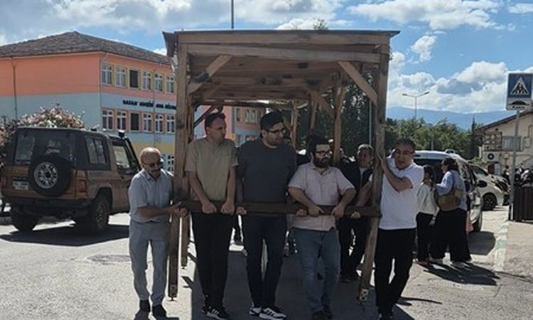 Ayrıntılar Netleşti: Öğretmenler kamelyayı, yıkılacak okulun bahçesinden yeni okulun bahçesine elleriyle taşıd