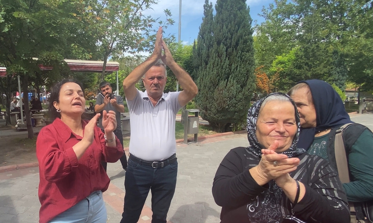 Ayrıntılar Netleşti: Oğullarının katiline 26 yıl hapis kararını, 'yaşasın adalet' diyerek alkışladılar - Son D