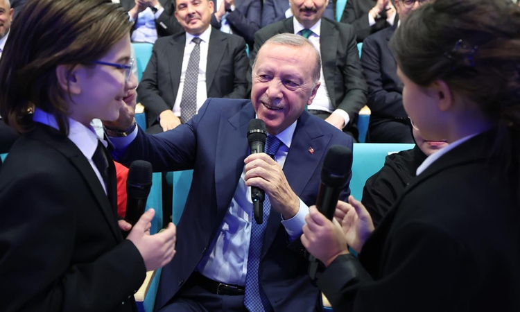Ayrıntılar Netleşti: Okulların ilk gününde renkli anlar! Cumhurbaşkanı Erdoğan öğrencilerle türkü söyledi: Gel